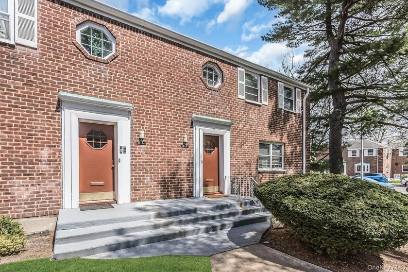 Lovely Fully Renovated 1 Bedroom, 1 Bathroom Corner Unit - photo 3