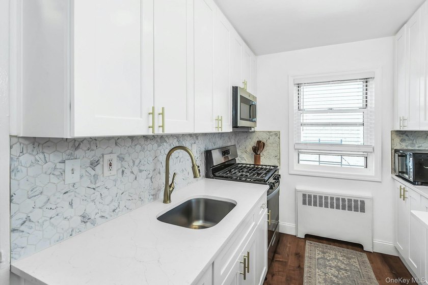 Lovely Fully Renovated 1 Bedroom, 1 Bathroom Corner Unit - photo 7