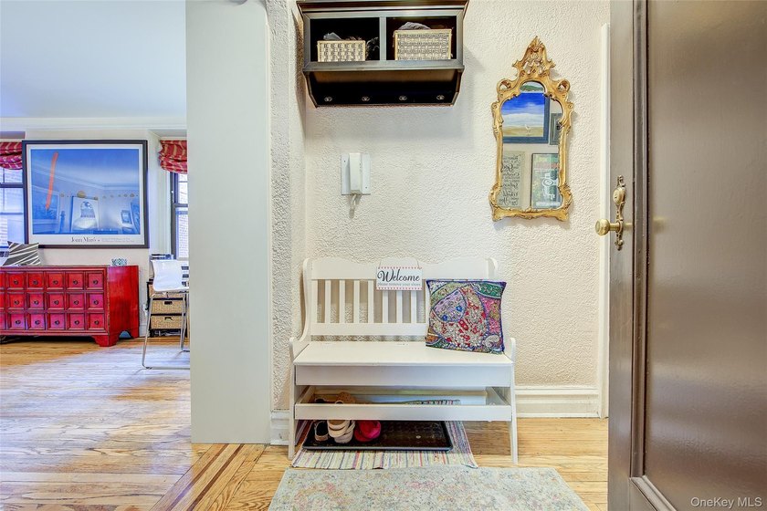 A rare find! Cozy &amp; inviting *railroad style* 1 bedroom, in the - photo 2
