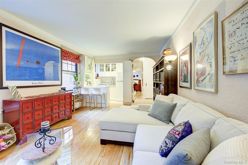A rare find! Cozy &amp; inviting *railroad style* 1 bedroom, in the - photo 5