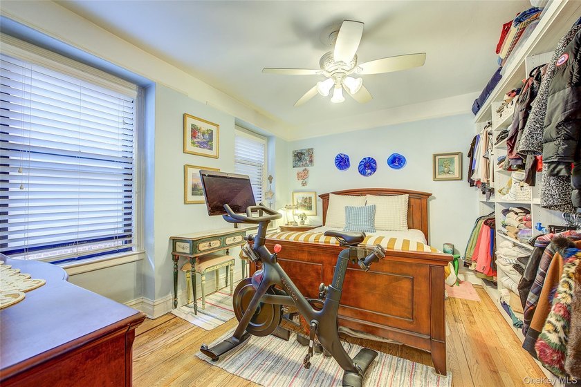 A rare find! Cozy &amp; inviting *railroad style* 1 bedroom, in the - photo 8