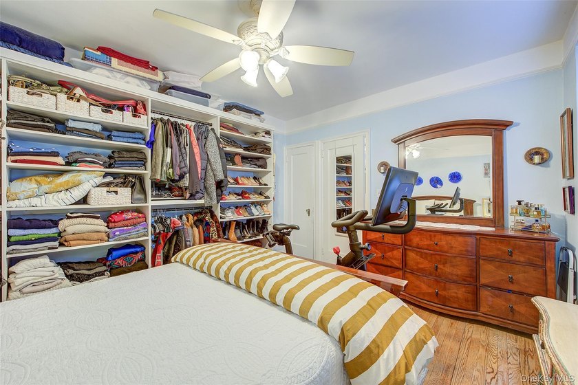 A rare find! Cozy &amp; inviting *railroad style* 1 bedroom, in the - photo 9