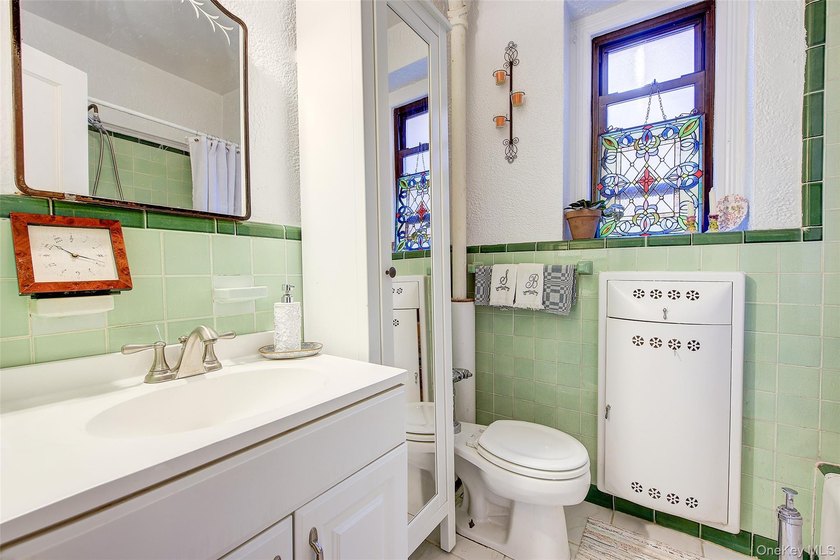 A rare find! Cozy &amp; inviting *railroad style* 1 bedroom, in the - photo 10