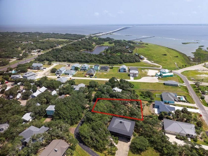 A stunning property located in a desirable waterfront community - photo 11