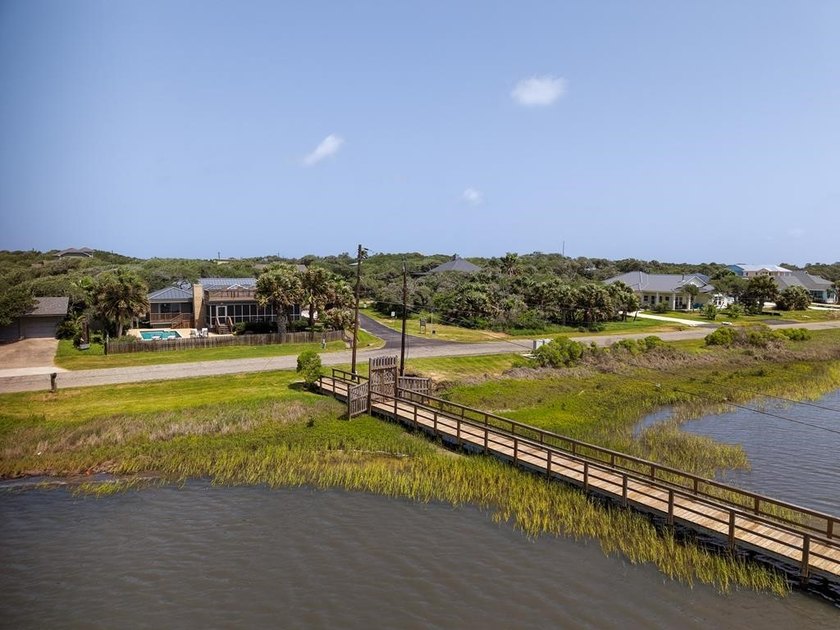 A stunning property located in a desirable waterfront community - photo 14