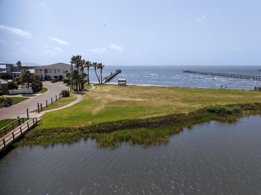 A stunning property located in a desirable waterfront community - photo 15