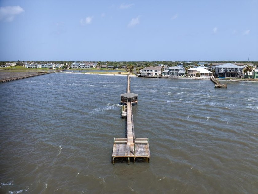 A stunning property located in a desirable waterfront community - photo 27