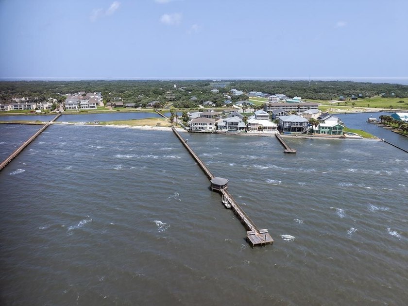 A stunning property located in a desirable waterfront community - photo 28