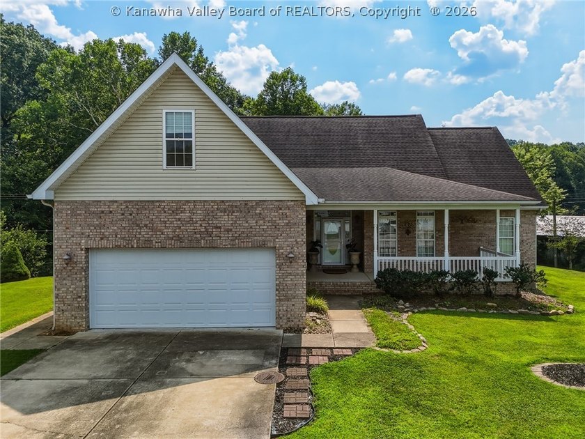 Welcome home to easy living! This beautifully designed home - photo 2