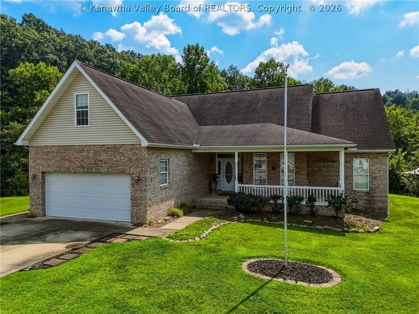 Welcome home to easy living! This beautifully designed home - photo 3