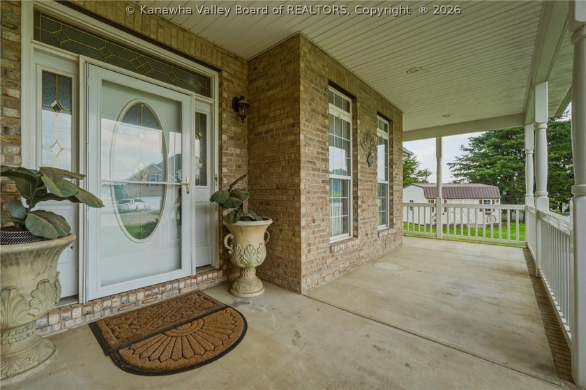Welcome home to easy living! This beautifully designed home - photo 4