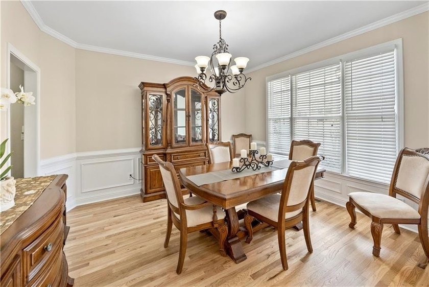 Welcome to this beautifully maintained traditional home in - photo 4