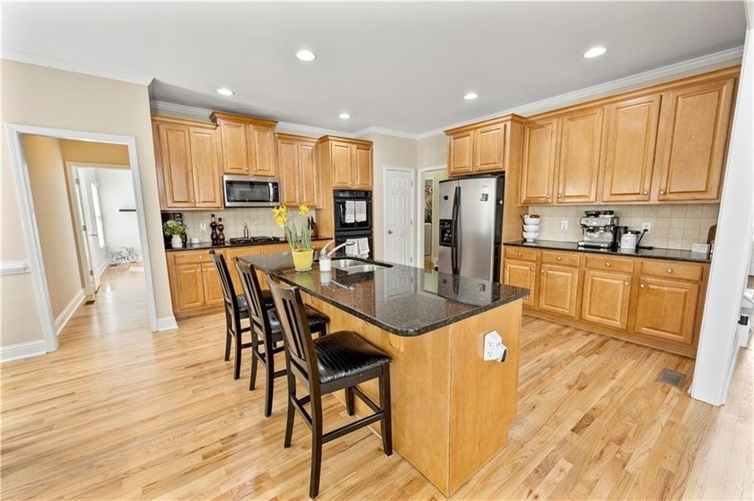 Welcome to this beautifully maintained traditional home in - photo 9