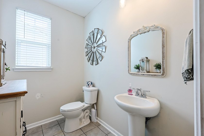 Welcome to this beautifully maintained 4 bedroom, 3.5 bath - photo 29
