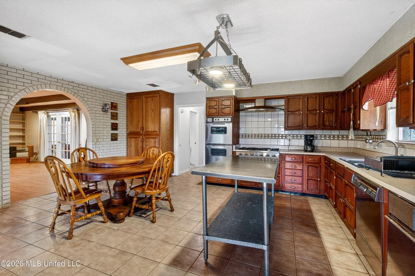 Price improved! Bring your offer! Nestled on approximately 3.1 - photo 21
