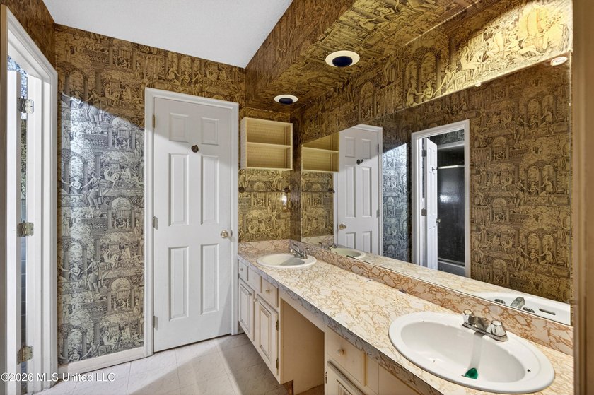 Price improved! Bring your offer! Nestled on approximately 3.1 - photo 31