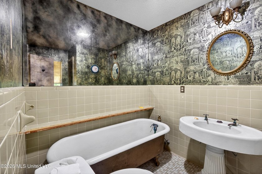 Price improved! Bring your offer! Nestled on approximately 3.1 - photo 33