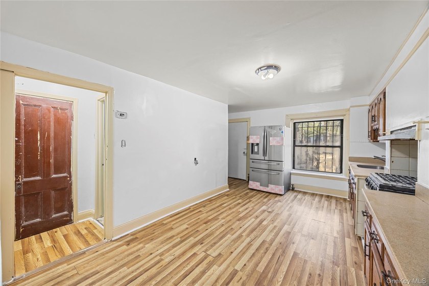 JUST LISTED! SPACIOUS 6 BEDROOM, 3.5 BATH MULTI-FAMILY HOME IN - photo 5