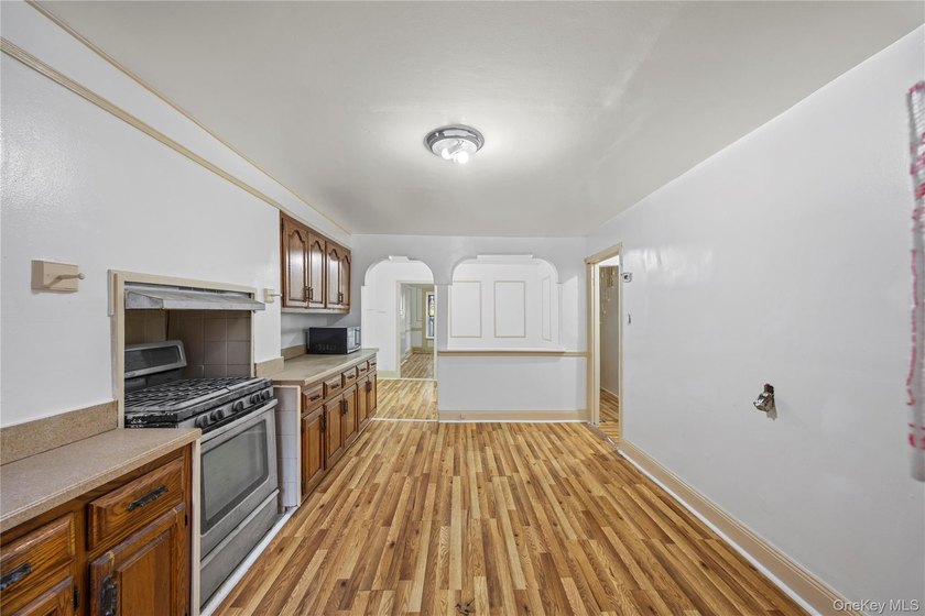 JUST LISTED! SPACIOUS 6 BEDROOM, 3.5 BATH MULTI-FAMILY HOME IN - photo 6