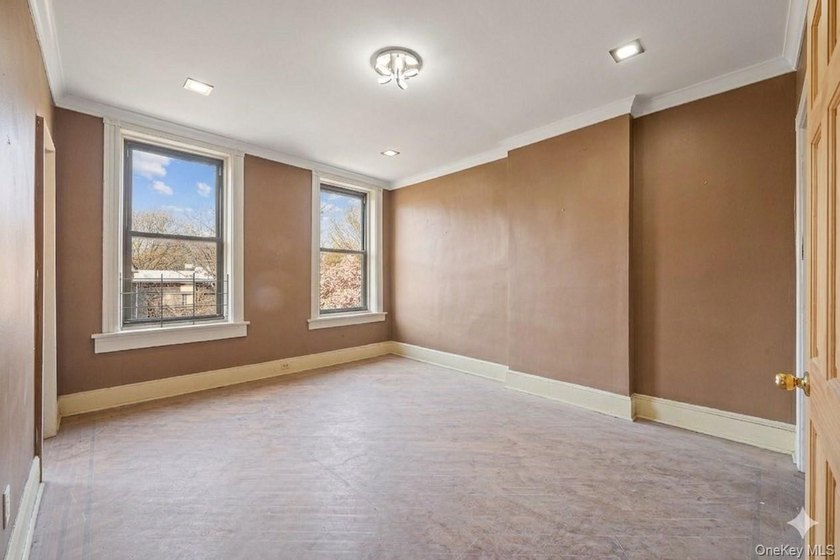 JUST LISTED! SPACIOUS 6 BEDROOM, 3.5 BATH MULTI-FAMILY HOME IN - photo 7