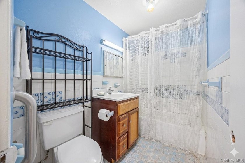 JUST LISTED! SPACIOUS 6 BEDROOM, 3.5 BATH MULTI-FAMILY HOME IN - photo 9