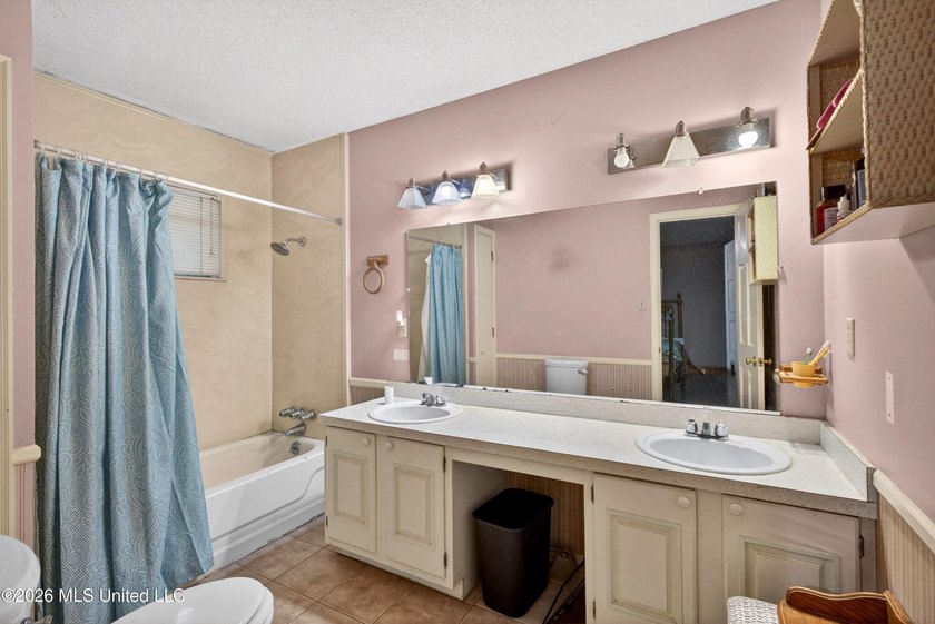 Price improved! Bring your offer! Nestled on approximately 3.1 - photo 40