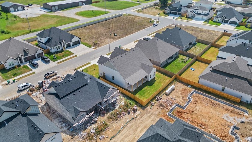 Priced well below appraised value, this home lets buyers walk in - photo 45