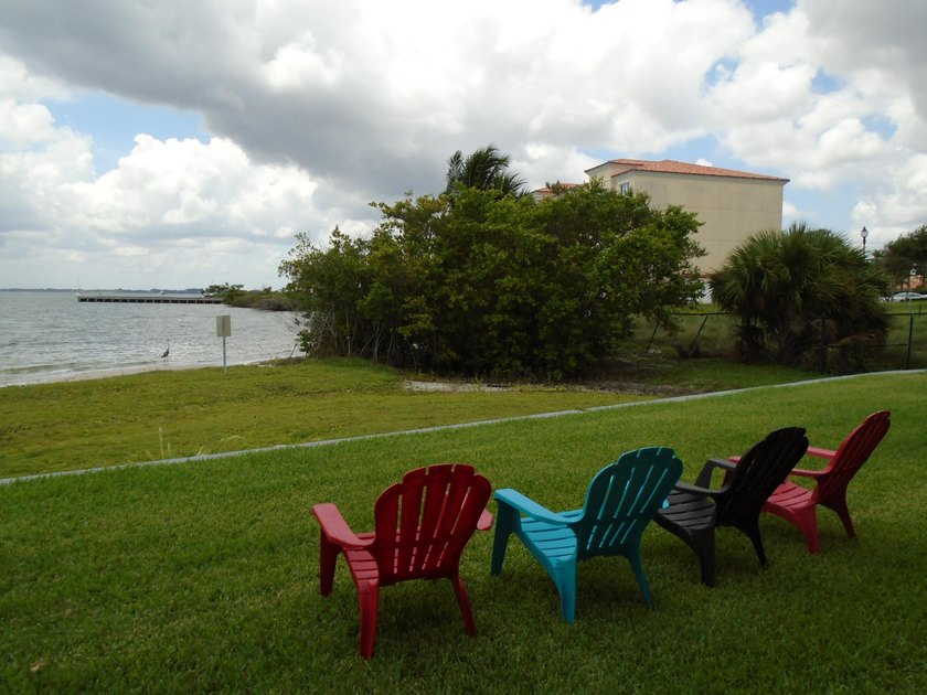 Beautiful waterfront first floor corner unit. Great water view - photo 30