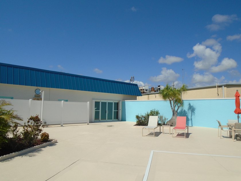 Beautiful waterfront first floor corner unit. Great water view - photo 41