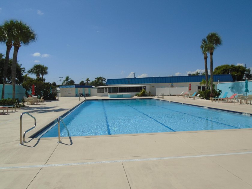 Beautiful waterfront first floor corner unit. Great water view - photo 43