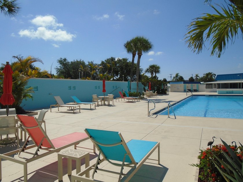 Beautiful waterfront first floor corner unit. Great water view - photo 44