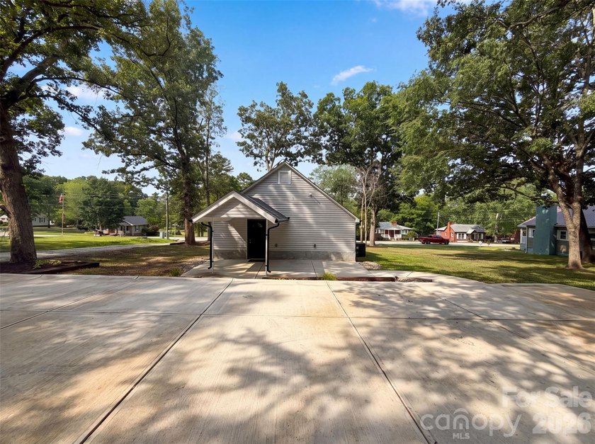 Experience 604 Rowan Mill Rd, a residence designed for a truly - photo 19