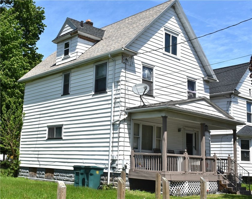 This spacious 4-bedroom home. Large front porch. You also have a - photo 2