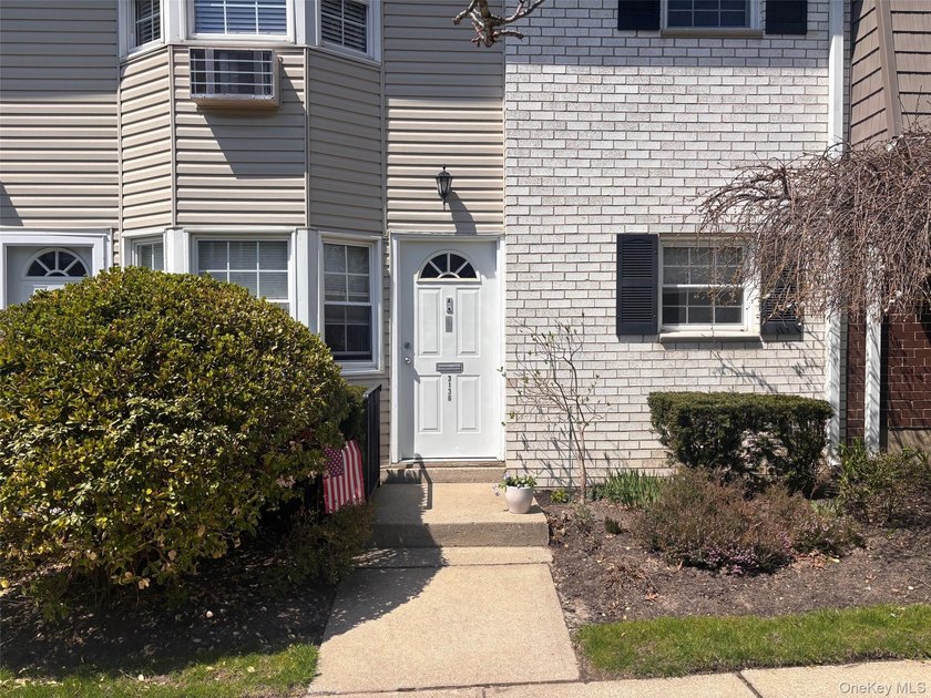 Spectacular ground level one bedroom. Meticulously maintained - photo 2
