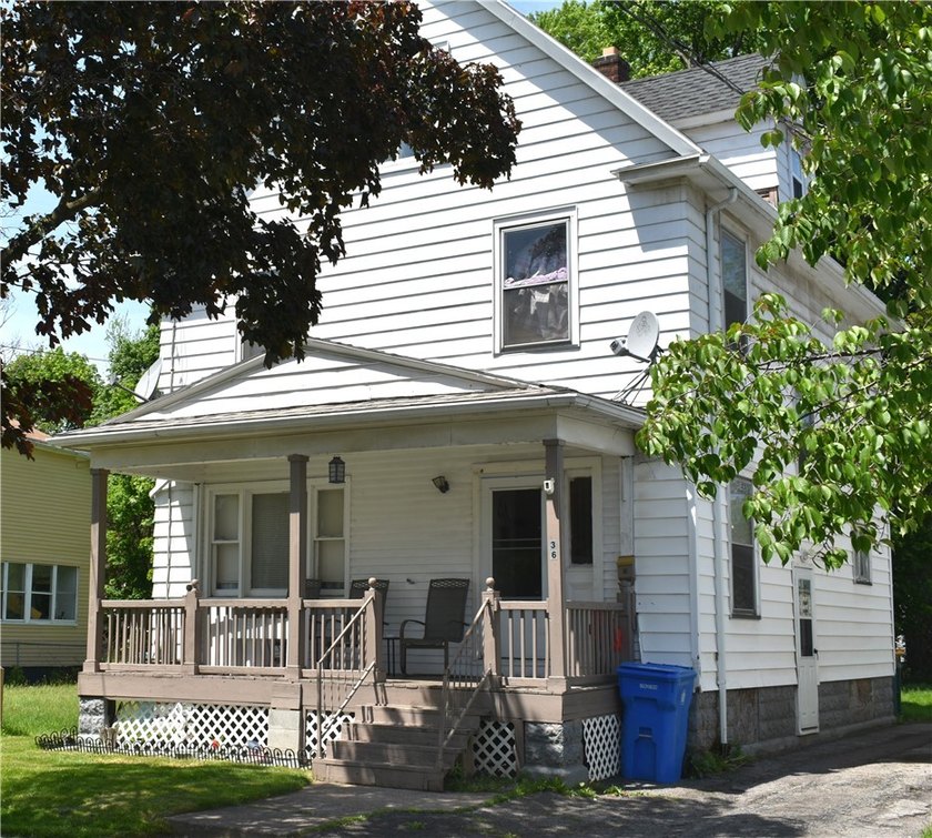 This spacious 4-bedroom home. Large front porch. You also have a - photo 3