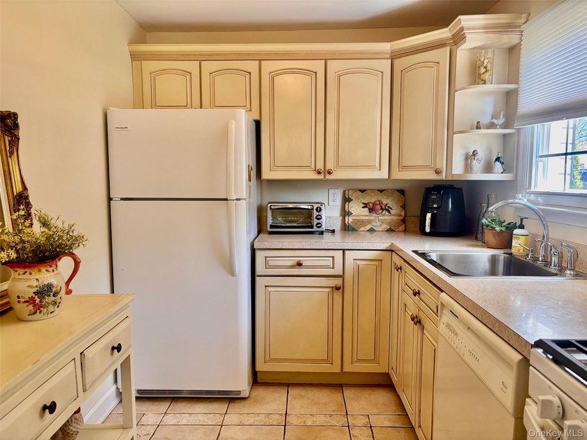 Spectacular ground level one bedroom. Meticulously maintained - photo 3