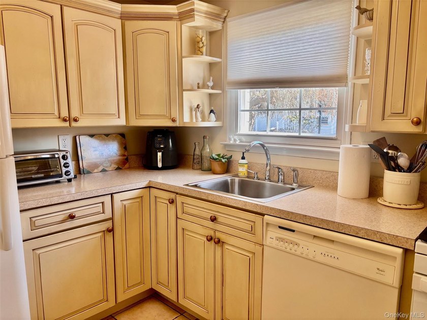 Spectacular ground level one bedroom. Meticulously maintained - photo 5