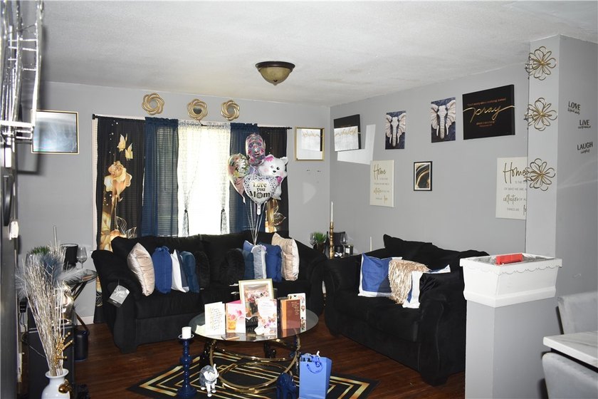 This spacious 4-bedroom home. Large front porch. You also have a - photo 6