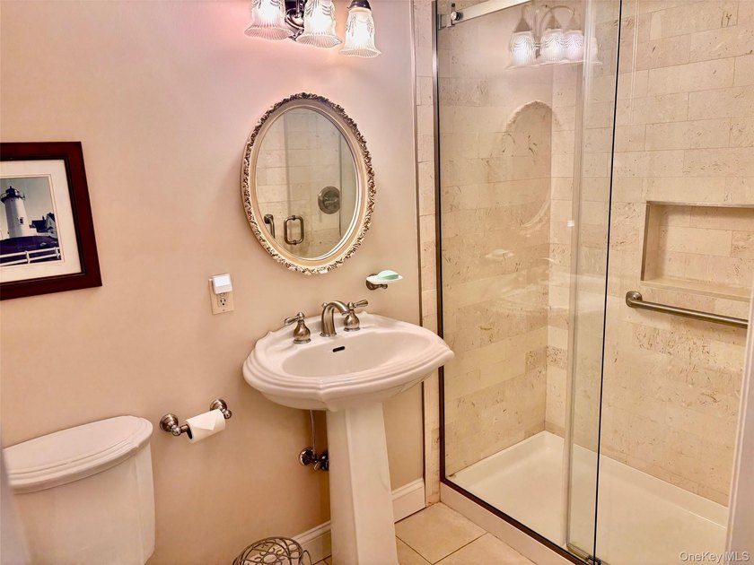 Spectacular ground level one bedroom. Meticulously maintained - photo 8