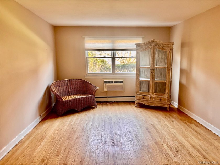 Spectacular ground level one bedroom. Meticulously maintained - photo 9