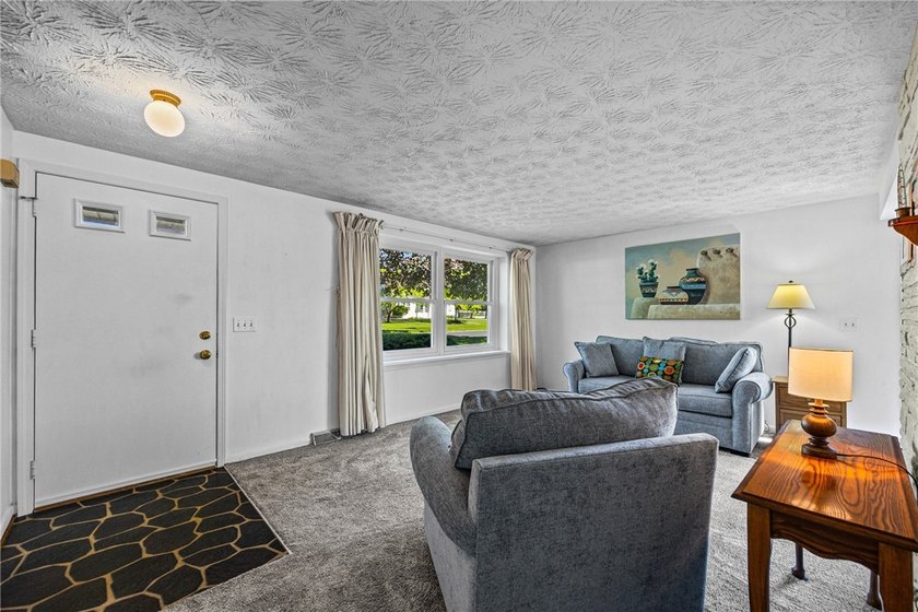 Adorable 2-bedroom, 1.5-bath end-unit condo in Webster offering - photo 4