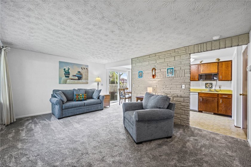Adorable 2-bedroom, 1.5-bath end-unit condo in Webster offering - photo 6