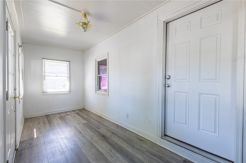 Another Rockin Rochester property; Welcome to 256 Avenue D! This - photo 4