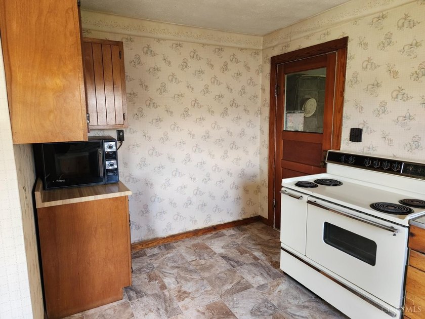 Welcome home to this charming 2 bedroom, 1 bath residence - photo 8