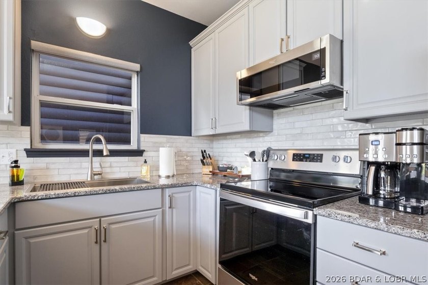 Enjoy this beautifully updated cottage at one of the best golf - photo 7