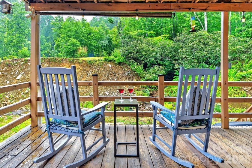 Creekside Mountain Retreat with Views, Dual Decks &amp; Flexible - photo 5