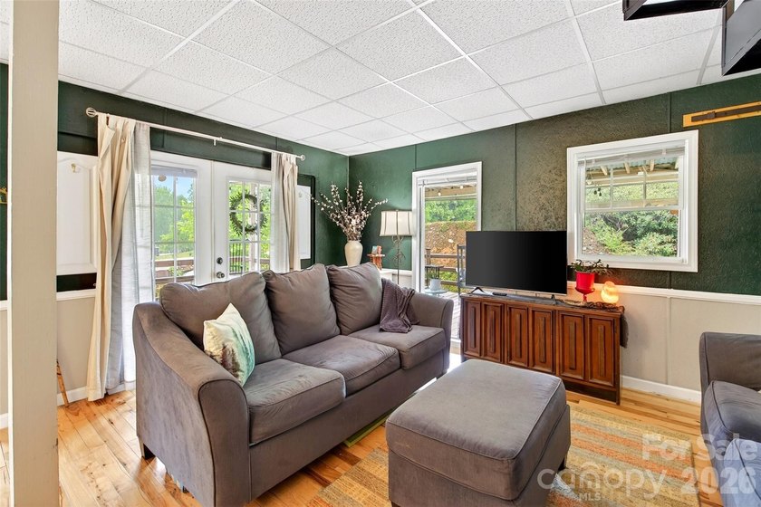 Creekside Mountain Retreat with Views, Dual Decks &amp; Flexible - photo 6