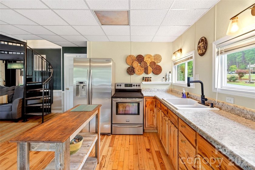 Creekside Mountain Retreat with Views, Dual Decks &amp; Flexible - photo 7