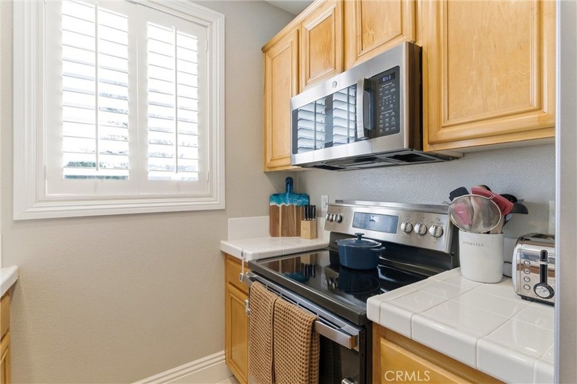 500 sqft patio! Corner/end unit, single-level living with no - photo 6