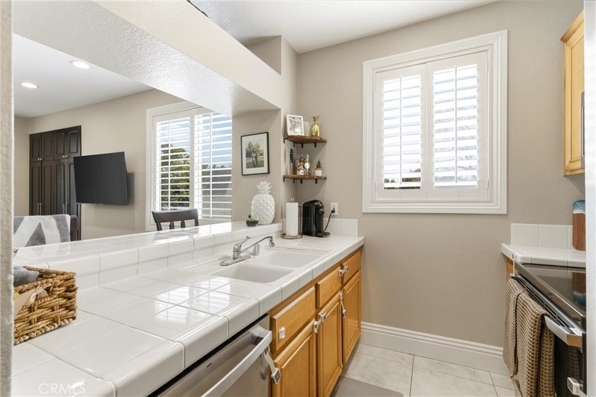 500 sqft patio! Corner/end unit, single-level living with no - photo 8